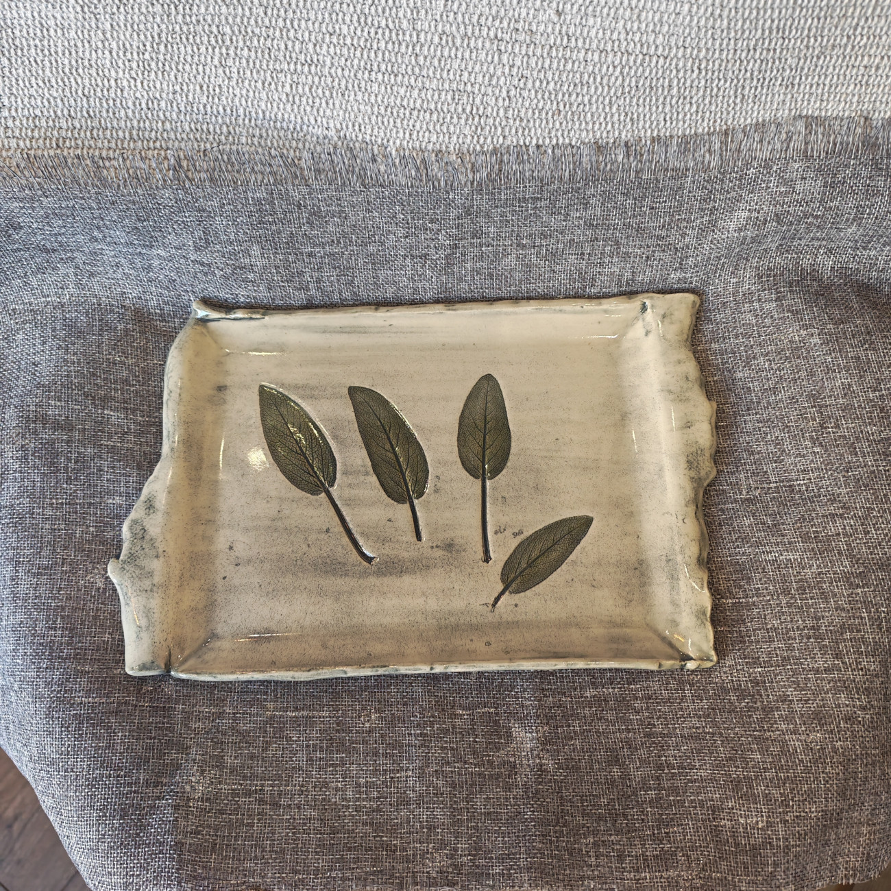 Pladenj pravokotni srednji Žajbelj, Ceramics in steklo, kupiti online