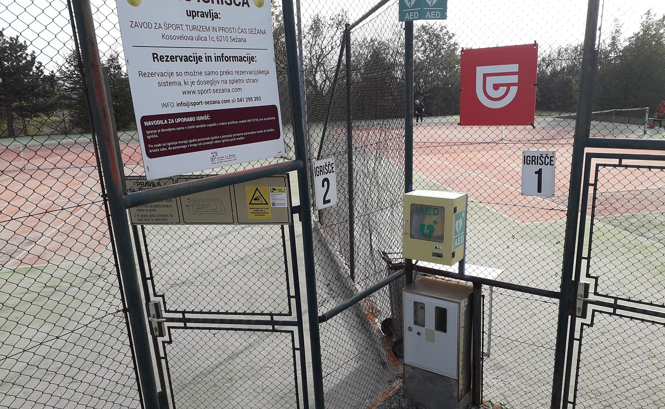 Avtomatski eksterni defibrilator (AED),   | Sežana | Slovenija | Slika #1