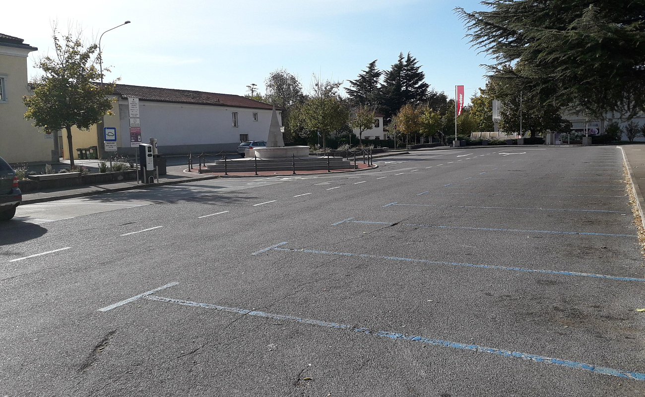 Парковка pri banki,   | Sežana | Словения | Фото #1