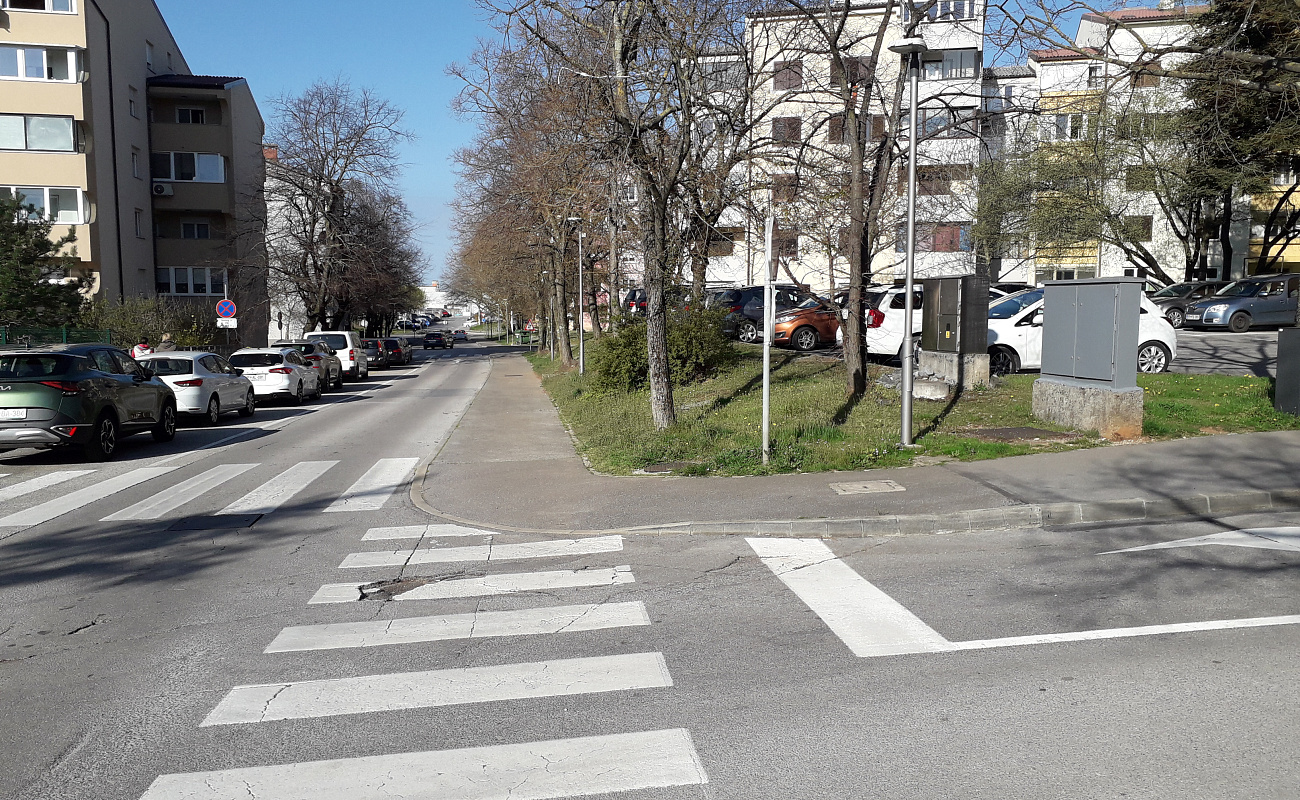 Luknja v asfaltu | Sežana | Issues | Image #2