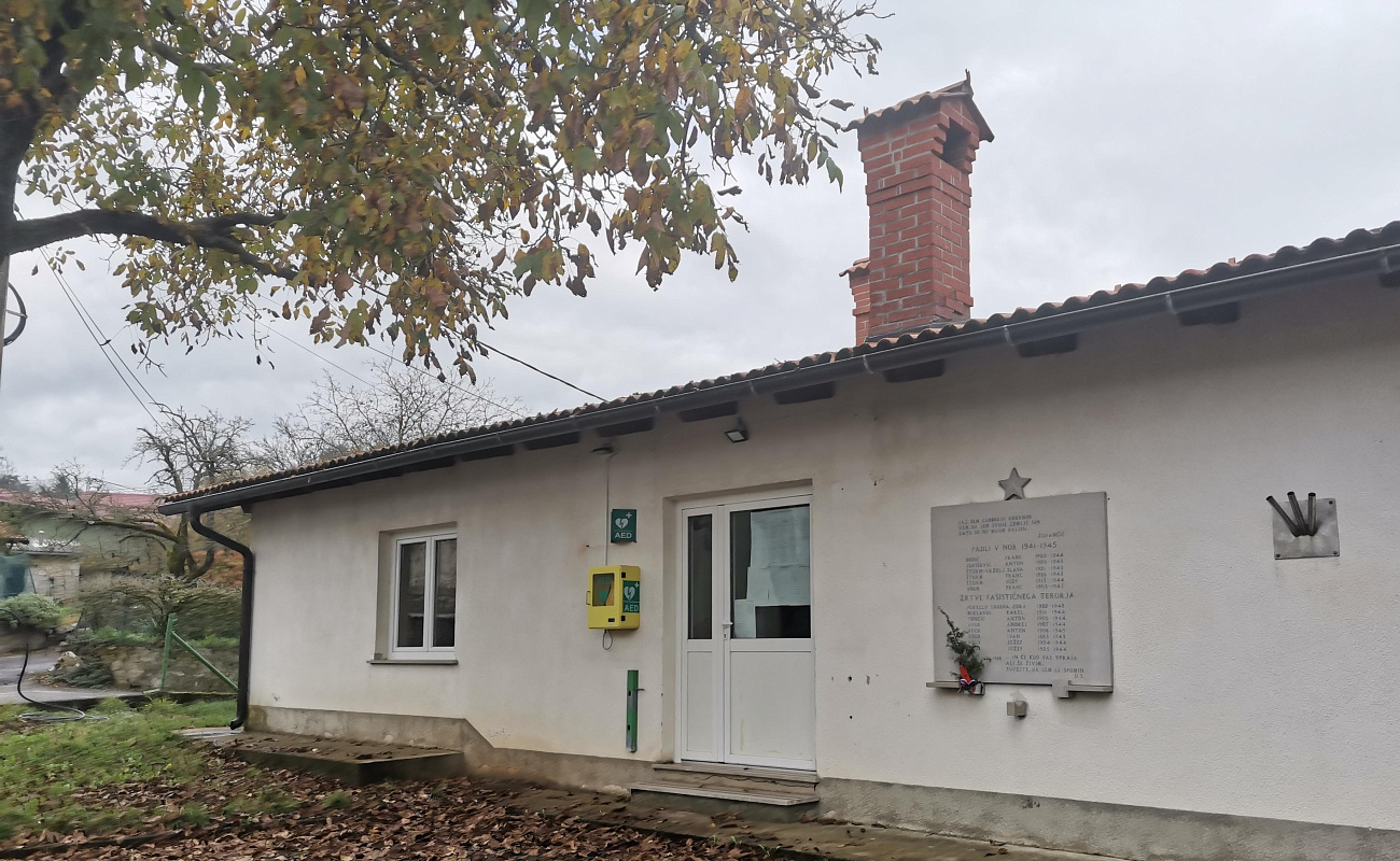 Defibrillatore esterno automatico (AED),   | Gradišče pri Materiji | Slovenia | Foto #1