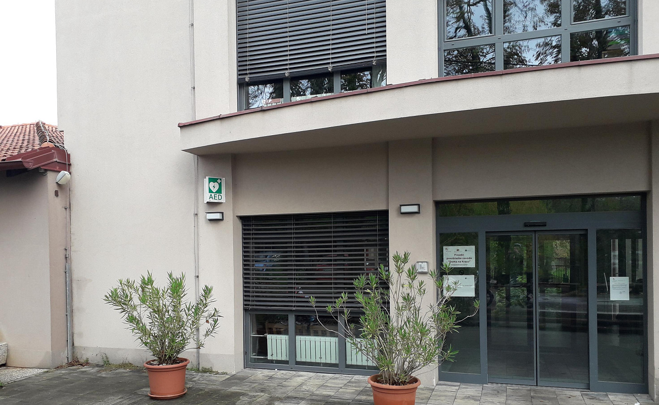 Avtomatski eksterni defibrilator (AED),   | Dutovlje | Slovenija | Slika #1