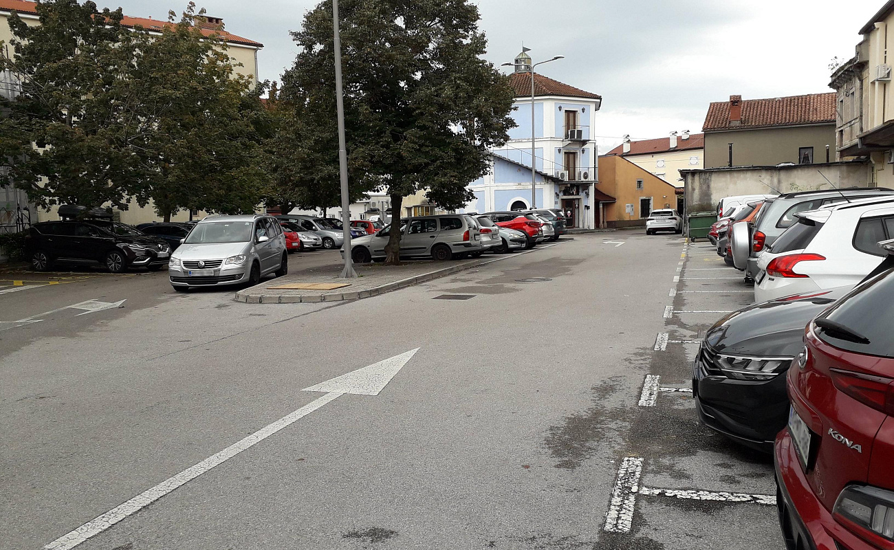 Parkplatz pri knjižnici,   | Sežana | Slowenien | Foto #1