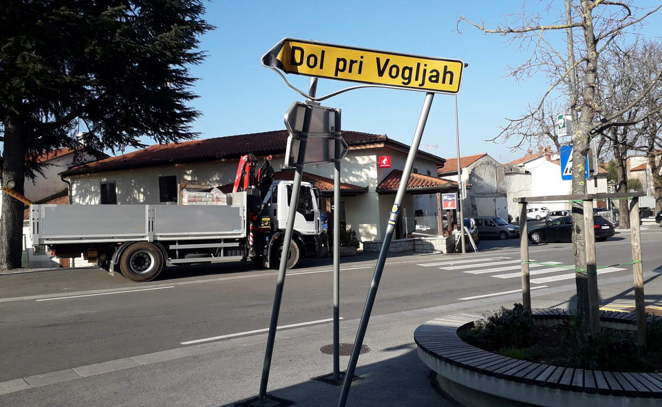 Prometni znak je poškodovan | Dutovlje | Probleme | Foto #2