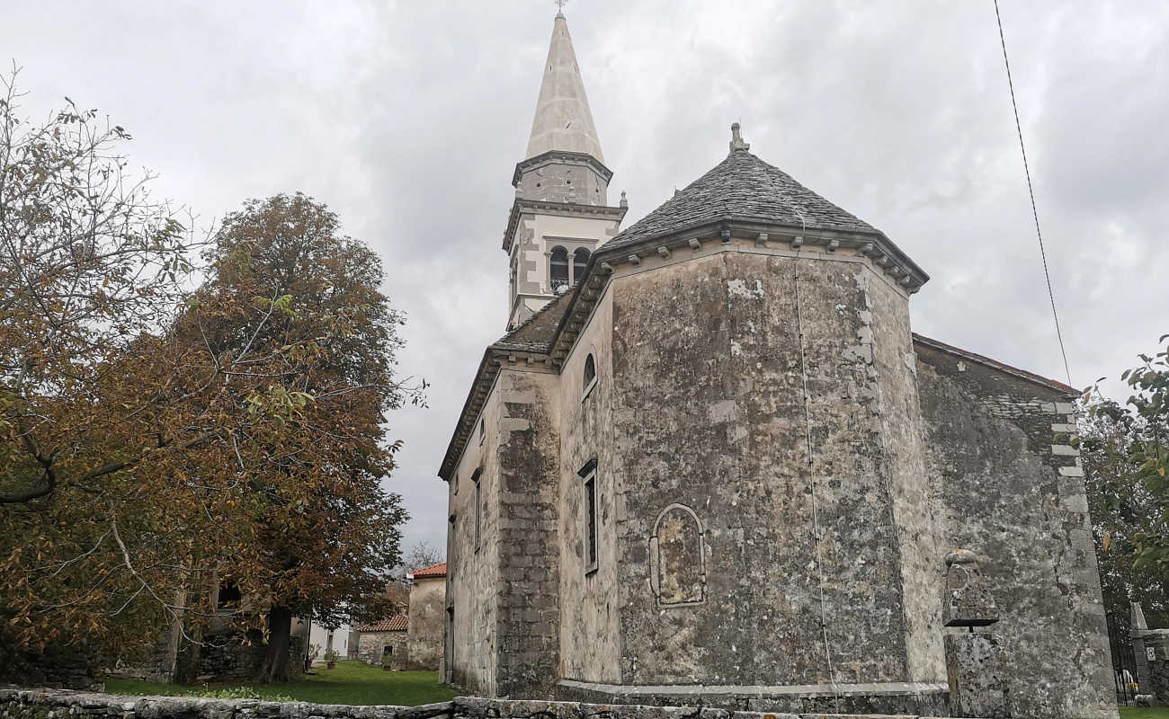 Župnijska Cerkev svetega Petra,   | Povir | Slovenija | Slika #1