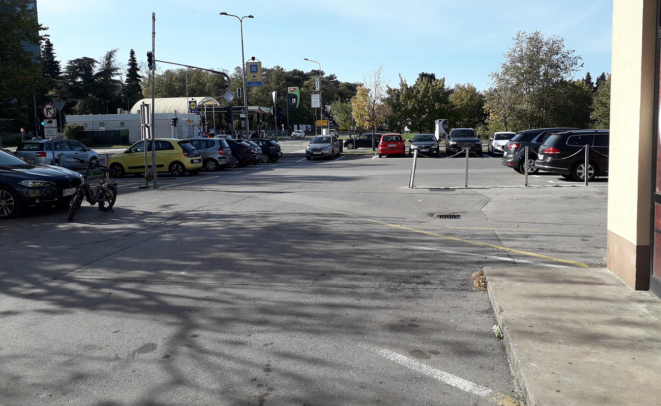 Parkirišče,   | Sežana | Slovenija | Slika #1